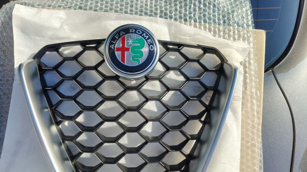 Griglia frontale grigia con logo originale Alfa Romeo Giulia - Foto 2