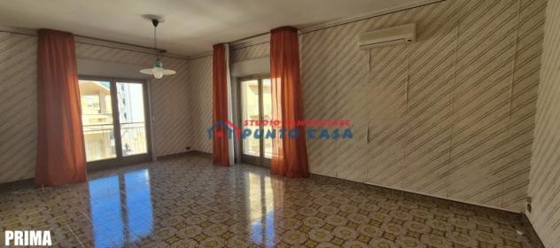 PRESSI VIA CESARO’ – Appartamento al 2° e ultimo p. s/a – 145mq ca. – 4 vani + acc. + p.auto. Ottimo contesto condominiale. Euro 119 mila CL B - Foto 3