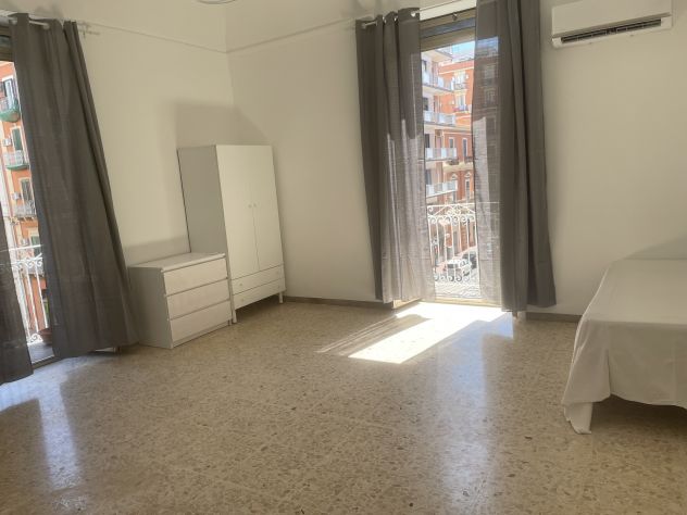 LUMINOSA E AMPIA CAMERA DI 25 MQ IN PIENO CENTRO A TARANTO - Foto 3