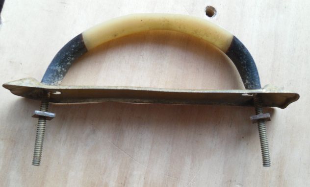 ANTICA MANIGLIA IN BACHELITE PIASTRINA IN OTTONE VITI FERRO PER MOBILE -