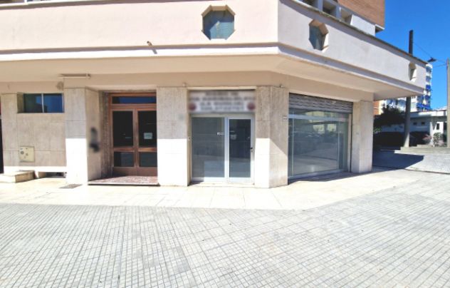 VIALE PETRARCA: Fondo commerciale con 4 vetrine - grande visibilità! - Foto 13