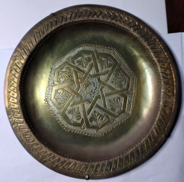 piatto in metallo battuto a mano forse ottone , vintage