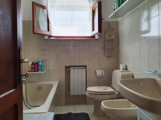 MASSA, loc. Quercioli, villetta singola distribuita su due livelli con giardino su quattro lati. L'immobile è composto di ampio soggiorno, cucina e ba - Foto 7