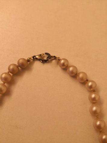 Collana girocollo con perle di bigiotteria con fermaglio. - Foto 2