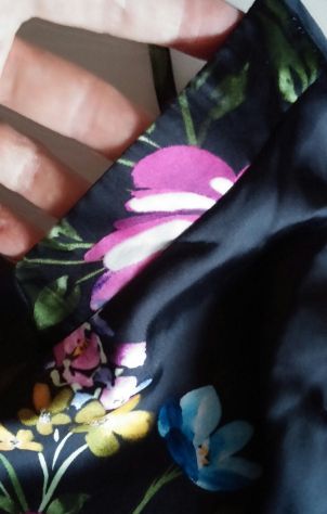 TOP IN RASO NERO A FIORI - Foto 4