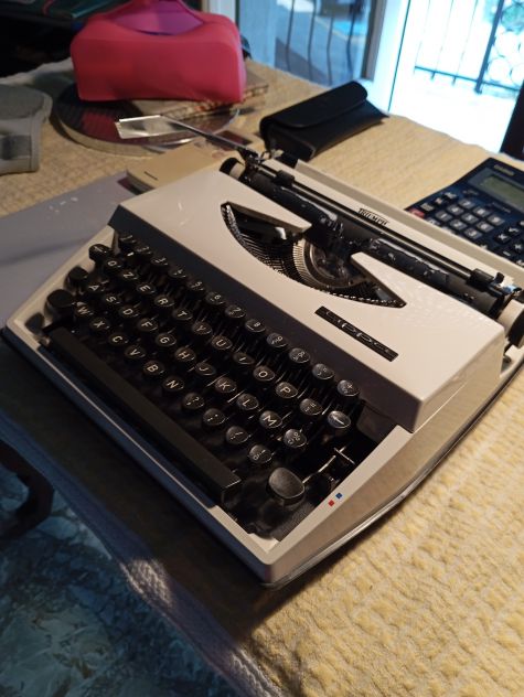 VENDO MACCHINA DA SCRIVERE  PORTATILE TIPPA TRIUMPH  VINTAGE - Foto 3