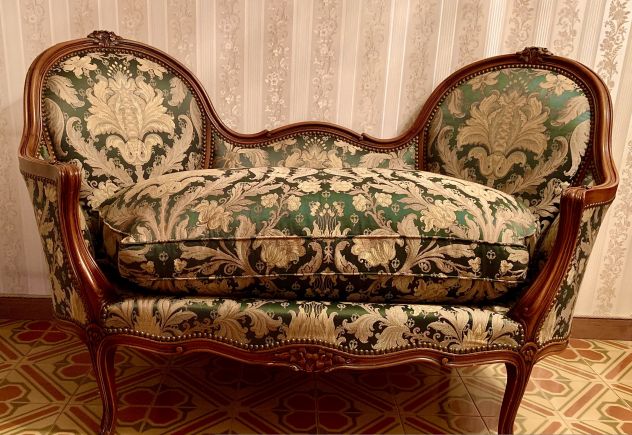 DELIZIOSO DIVANETTO STILE LUIGI FILIPPO