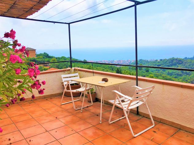 Alassio casa indipendente vista mare con ampi terrazzi/ spazi esterni, postauto