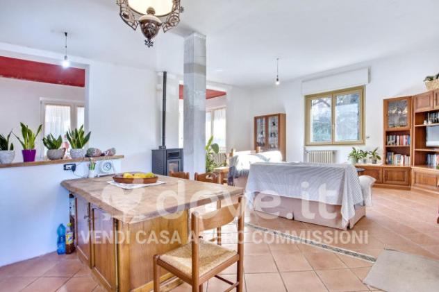 Villa di 240 m² con 4 locali e box auto doppio in vendita a Carnago