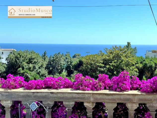 StudioMusco vende a Capri, in via Camerelle, la più prestigiosa strada dello shopping, introvabile appartamento con terrazzo a livello e vista panoram - Foto 2