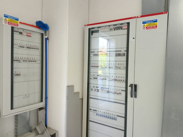 Ampio spazio commerciale con parcheggi privati
