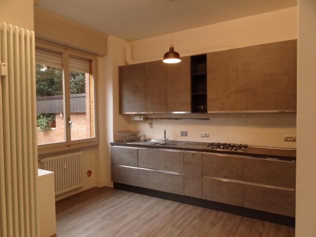 Appartamento arredato composto da ingresso, ampio soggiorno con cucina, due camere, bagno, ripostigli, balcone, cantina e posti auto, posizione comoda - Foto 2