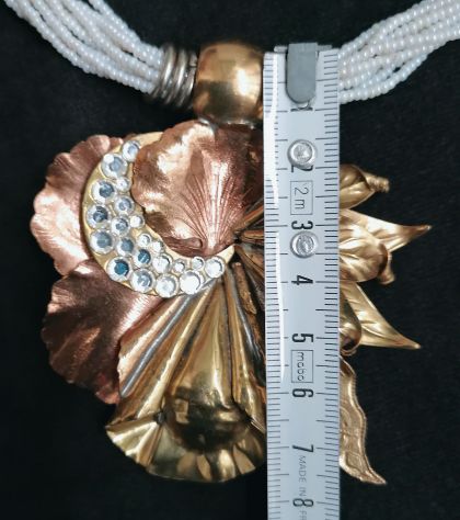 COLLIER MULTIFILO IN MICRO-PERLE E GRANDE PENDENTE DORATO EPOCA 1950-60. - Foto 10