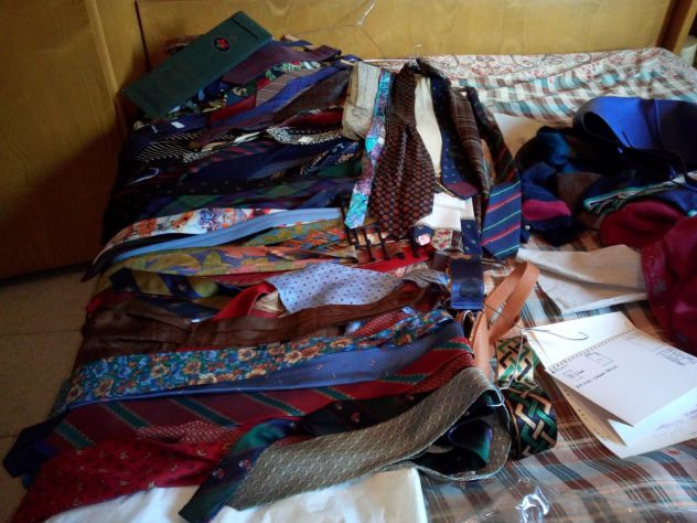 Set di 75 cravatte quasi tutte in seta, vari pochette, foulard uomo e papillon. - Foto 3
