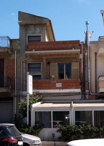 Intero stabile Via Adua Vittoria (RG)