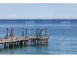 Fronte mare ristrutturato con terrazzo sulla spiaggia – locazione annuale