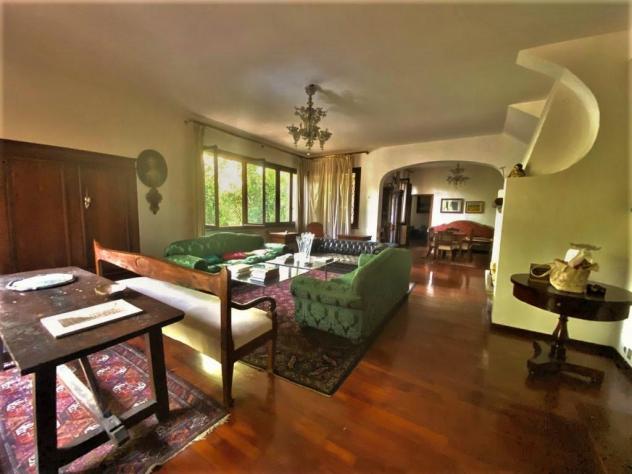 VILLA di PREGIO con GIARDINO ALBERATO