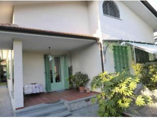 Villetta bifamiliare in affitto a Forte dei Marmi  Rif: 1232165