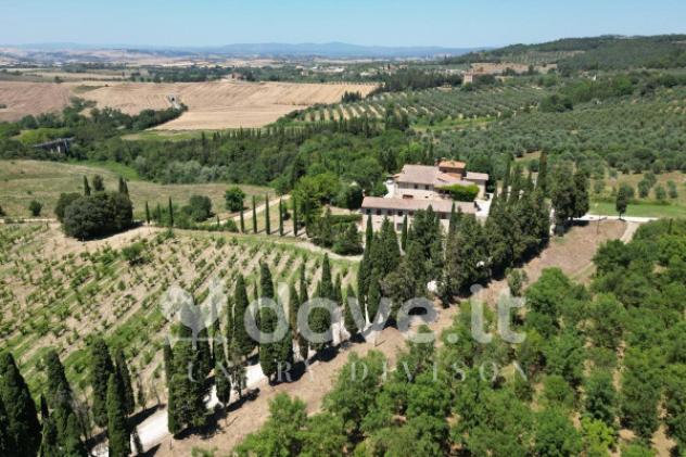Rustico / Casale di 2200 m² con più di 5 locali e box auto in vendita a Asciano - Foto 6