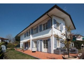 Villa in affitto a Forte dei Marmi 160 mq  Rif: 1100760