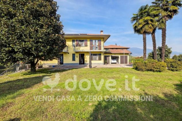 Villa di 355 m² con più di 5 locali e box auto in vendita a Biandronno