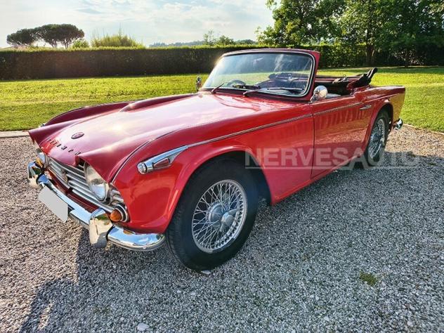 Triumph TR4 TR4A IRS Rosso Interni Pelle Nera 1966 Guida a Destra