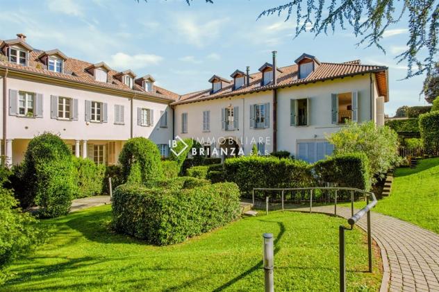 BESANA IN BRIANZA: IN VENDITA ELEGANTE 3 LOCALI SU DUE LIVELLI CON GIARDINO PRIVATO