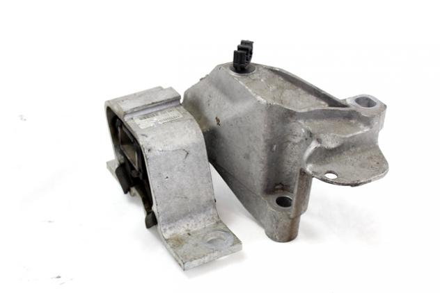 112105867R SUPPORTO MOTORE DACIA DUSTER 1.6 G 77KW 5M 5P (2015) RICAMBIO USATO