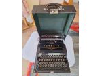 macchina da scrivere marca Adler