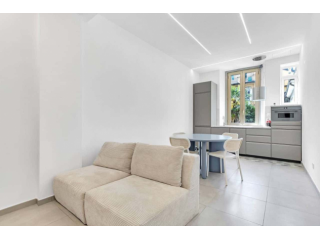 Apartment in Via Carlo Farini, Milano for 85 m² with 2 bedrooms