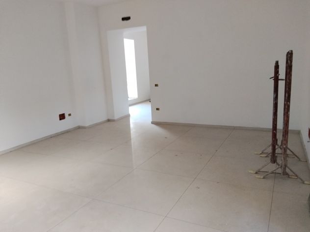 Acerra, Via Soriano: locale commerciale 2 vetrine, 2 accessi, deposito e p.auto - Foto 5