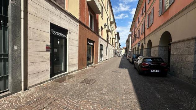 NEGOZIO DI 60 MQ CON VETRINA IN CENTRO LECCO - Foto 4