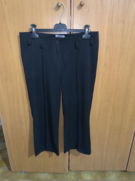 PANTALONI FINO AL SOTTO IL GINOCCHIO CAPRI MARCA”XYZ ITALY” DA DONNA NERI POCO E - Foto 2