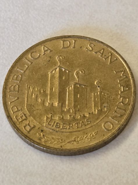 Numismatica, moneta da 200 lire della repubblica di San Marino, del 1993.