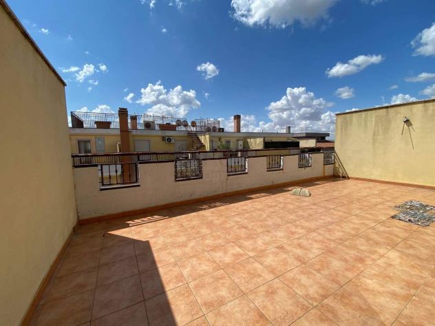 AMPIA SOLUZIONE AL PRIMO PIANO CON MANSARDA TERRAZZO E BOX - Foto 8
