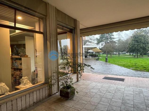 MONTEGROTTO: negozio centrale con 6 vetrine, magazzino e garage - Foto 5