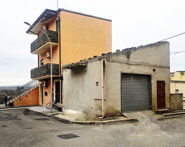 VENDESI COMODO GARAGE DI 80 MQ IN VIA CAIROLI, 1 e 3 – VENOSA - Foto 2