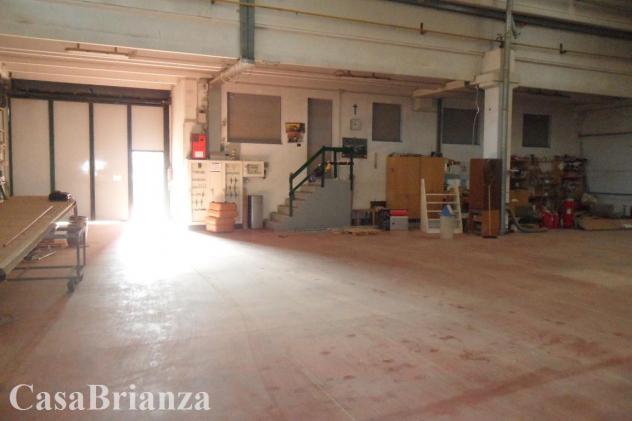 Biassono, capannone 750mq con area esterna.