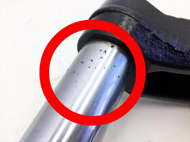 YAMAHA XC VERSITY 300 FORCELLA - PUNTI DI RUGGINE SU PARTE ALTA STELO 2004 2006 - Foto 4