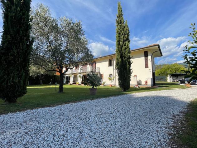 CASALE di 8 vani e di 235 mq (PIETRASANTA - Fiumetto) rif. 190
