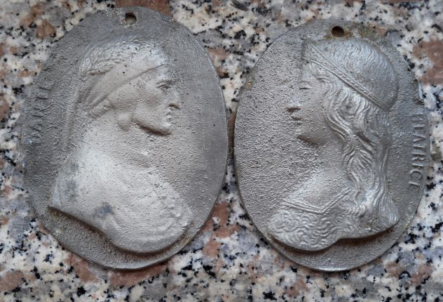 N° 2 ANTICHE BASSORILIEVI O STAMPE SU ALLUMINIO DI DANTE E BEATRICE .-
