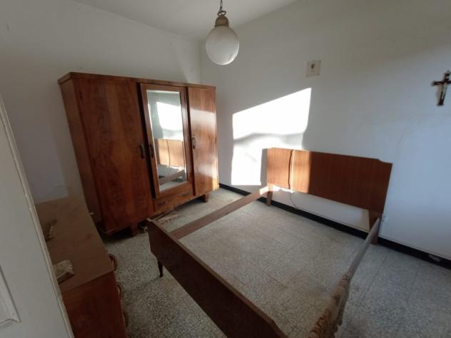 VENDESI A VILLA VIANI ALLOGGIO DI TRE VANI CON CANTINA DA RISISTEMARE - Foto 8