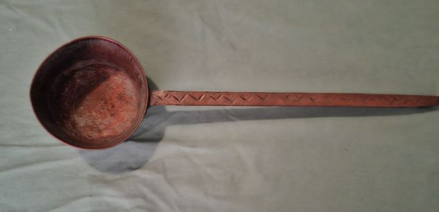 mestolo di rame battuto dia 12 manico con gancio 32 cm