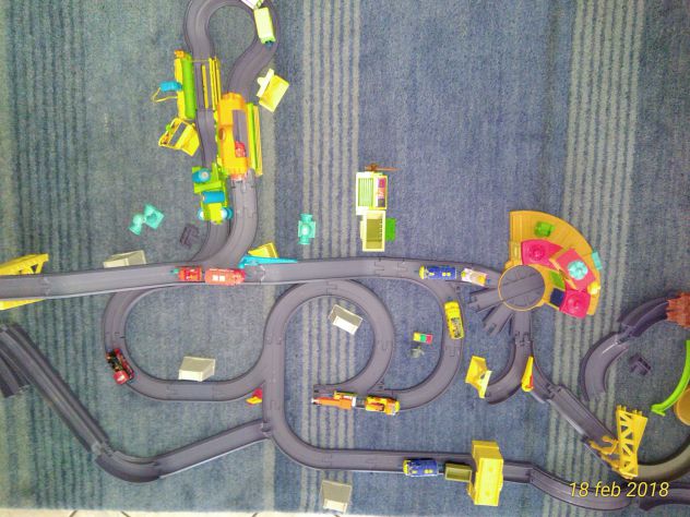 Trenini Chuggington originali con personaggi, stazione, binari - Foto 5