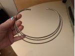 UNA COLLANA RIGIDA VINTAGE DA DONNA PARTICOLARE,IN METALLO LUCIDO E SATINATO