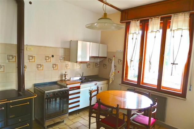 Casa pluricamere con giardino privato e pertinenza a reddito.