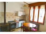 Casa pluricamere con giardino privato e pertinenza a reddito.