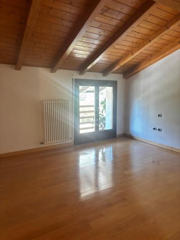 MODERNO TRILOCALE ALL'ULTIMO PIANO A PIETRAMURATA - Foto 4