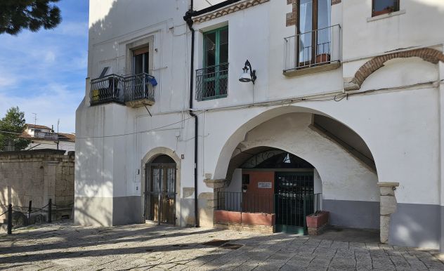VENDESI STORICO LOCALE COMMERCIALE IN PIAZZA UMBERTO I, 4 – VENOSA (PZ)