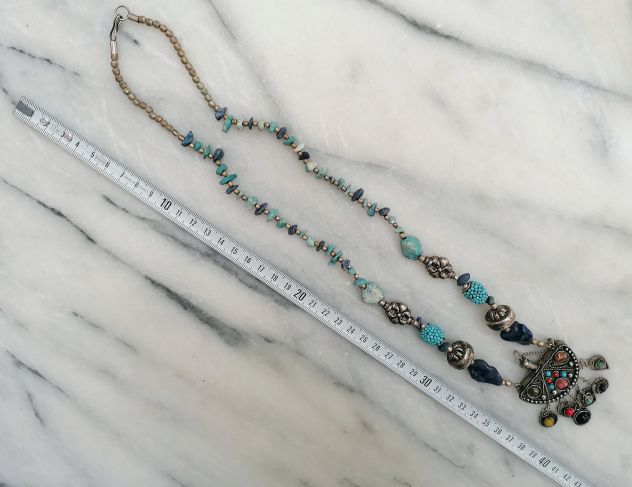 LUNGA COLLANA ETNICA NEPAL CON AMPOLLA PORTA-PROFUMO E PIETRE VARIE. - Foto 9